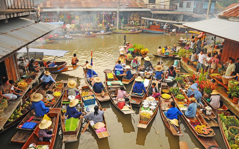 Flotter sur un marché flottant, l'une des meilleures choses à faire en Thaïlande