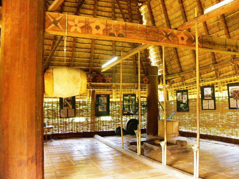 Maison commune au Musée d'ethnologie du Vietnam
