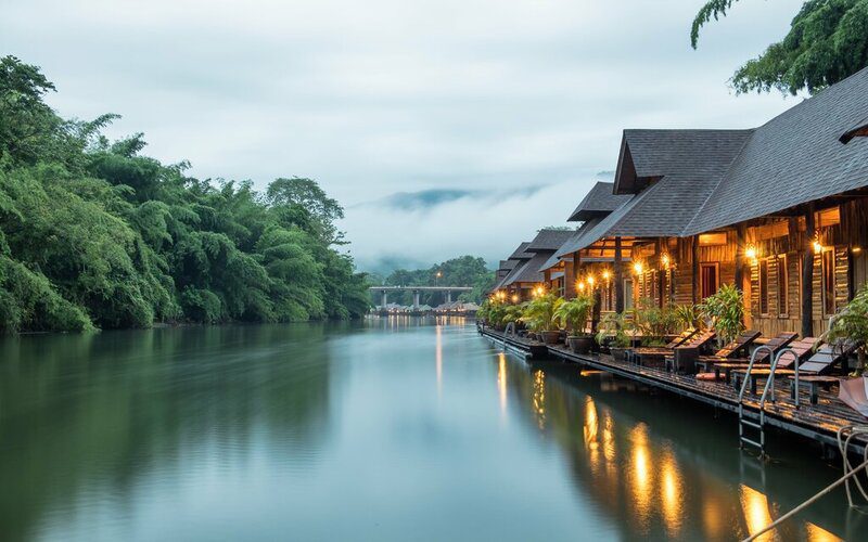 Maisons flottantes sur la rivière Khwae