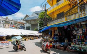 Scène animée du marché de Mae Sai, avec des étals colorés