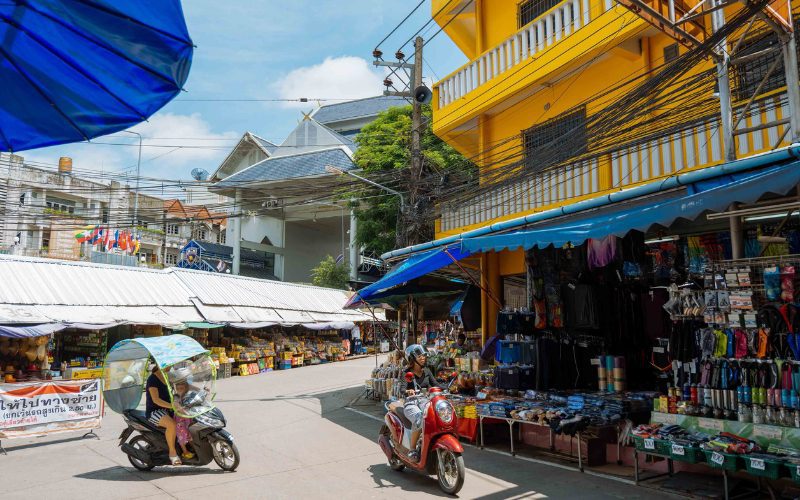 Scène animée du marché de Mae Sai, avec des étals colorés