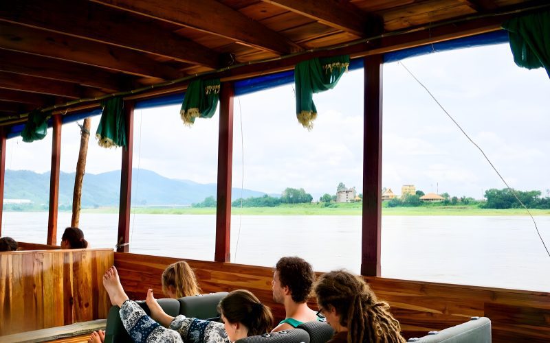 Navigation paisible en slowboat sur le Mékong, reliant la Thaïlande au Laos