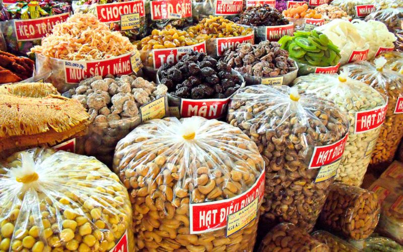 Vous pouvez acheter des épices, des fruits séchés, des fruits frais, du café vietnamien, du thé, des nouilles de riz, des sauces et bien plus encore comme des cadeaux au marché Ben Thanh