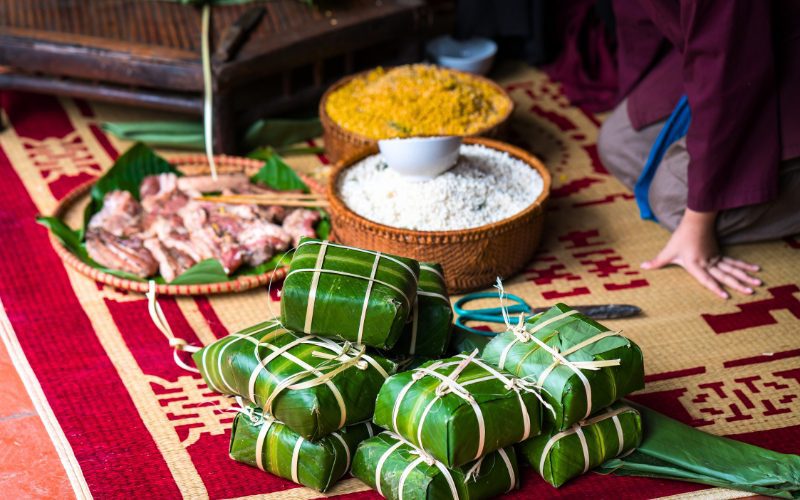 Préparer des Banh Chung chez des habitants à l'occasion du Têt