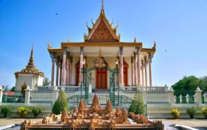 Pagode d'Argent – Temple bouddhiste raffiné situé dans l'enceinte du Palais Royal, célèbre pour son sol recouvert de dalles d'argent et ses trésors religieux précieux