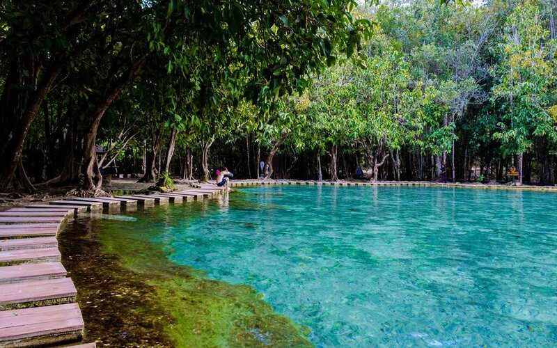 Plonger dans des sources chaudes naturelles dans la jungle