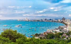 Vue panoramique sur la baie de Pattaya, avec de nombreux bateaux colorés sur l'eau turquoise
