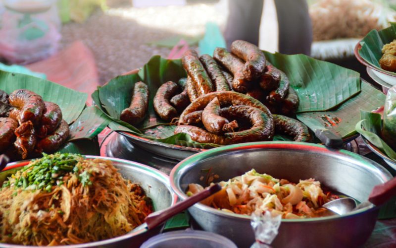 Plats laotiens au marché du matin de Luang Prabang