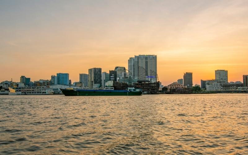 Port de Nha Rong à Ho Chi Minh-Ville au coucher de soleil