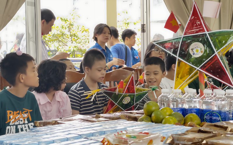 Plaisir des enfants pour les cadeaux du festival de la mi-aautomne, Festival de la mi-automne au village de Paix