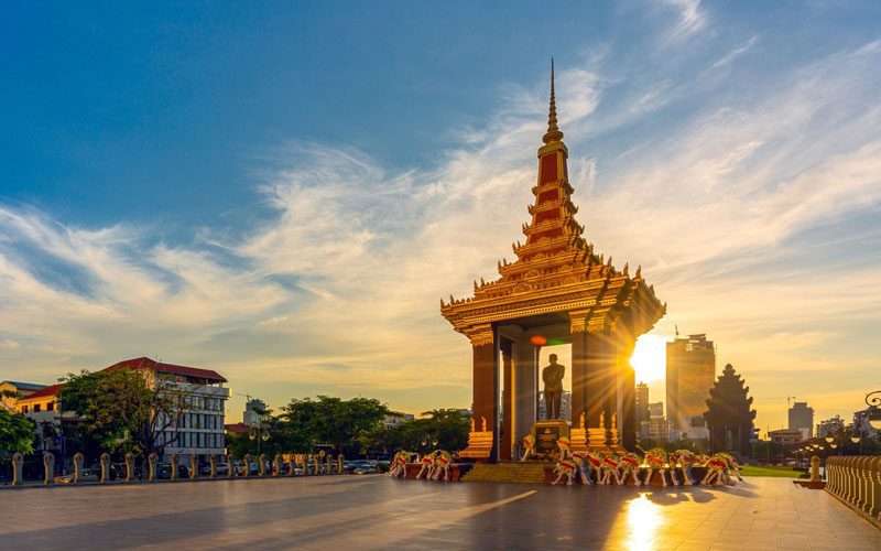 Le Monument du Roi Norodom Sihanouk à Phnom Penh, Cambodge, illuminé par le coucher du soleil
