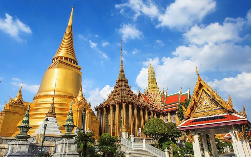 Phra Si Ratana Chedi et Bibliothèque Phra Mondop 