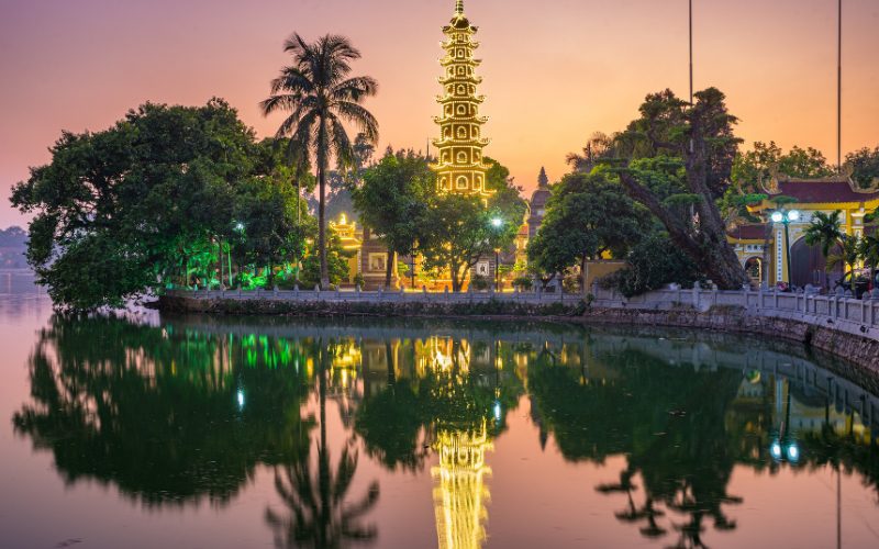 Pagode Tran Quoc Hanoi la nuit