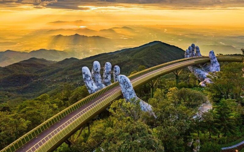 Profiter d'une balade pittoresque sur le spectaculaire Pont d'Or à Danang, c'est une expérience incontournable lors de votre voyage au Vietnam