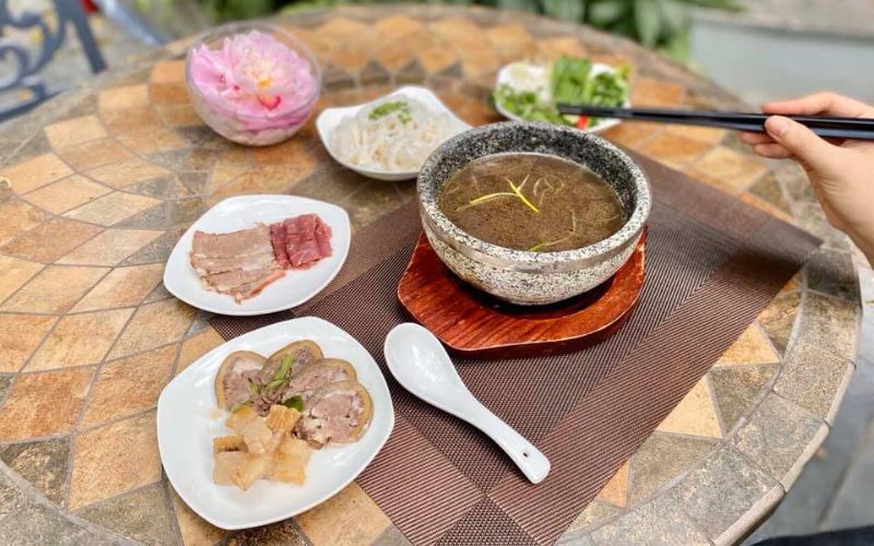 Pho dans un bol de pierre chaude au restaurant Ly Club