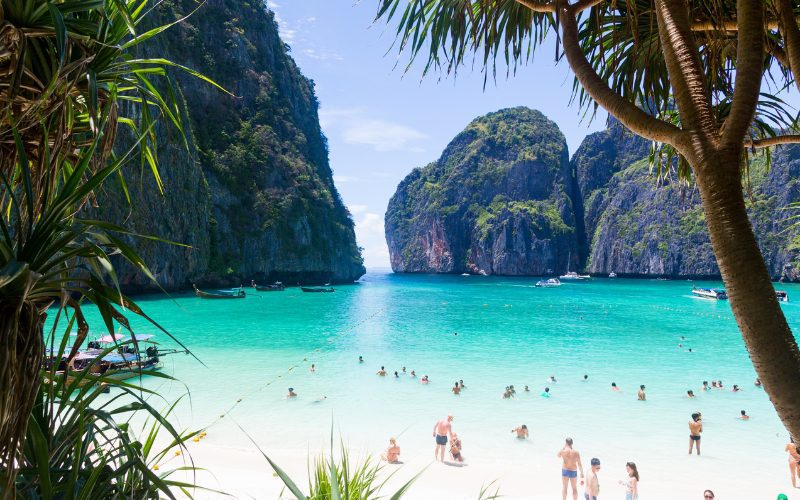 Plage paradisiaque sur l'île de Phi Phi Leh, entourée de falaises majestueuses et d'eaux turquoise cristallines