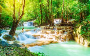 Cascade d’Erawan en Thaïlande, avec ses bassins turquoise et ses niveaux en terrasse entourés d’une forêt tropicale luxuriante baignée de lumière