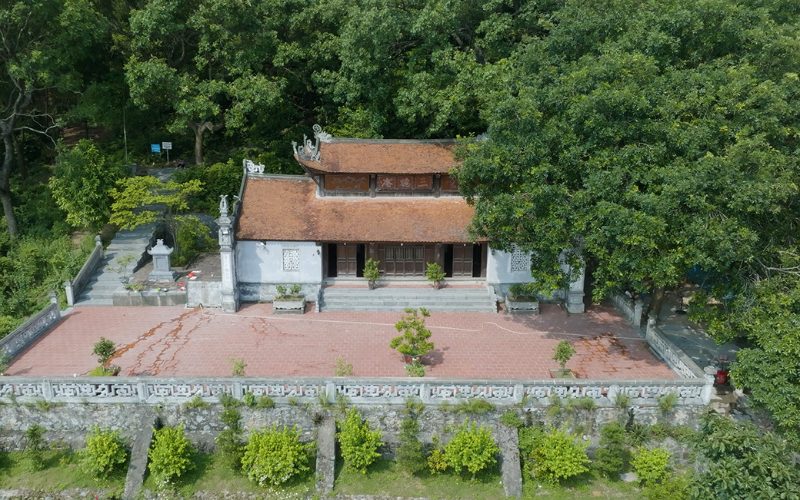 Vue aérienne de la pagode Bổ Đà à Bắc Giang, édifice ancien au toit de tuiles rouges entouré de grands arbres et d’une vaste cour pavée, nichée dans un cadre verdoyant et paisible