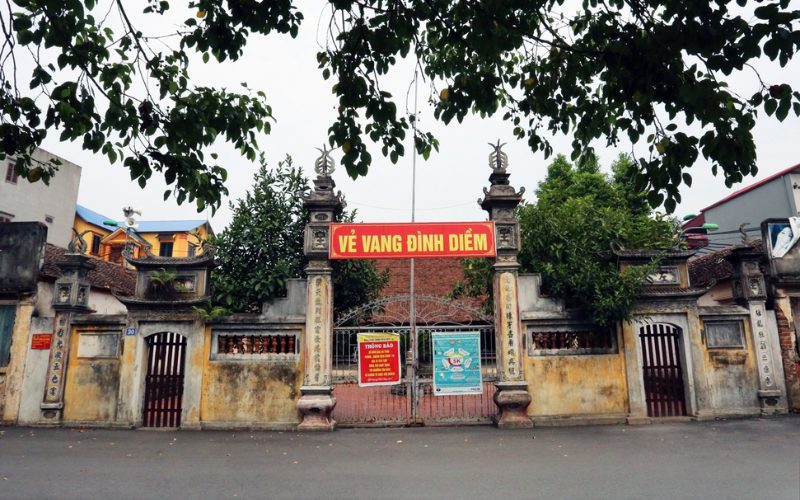 Porte de la maison communale du village de Diem