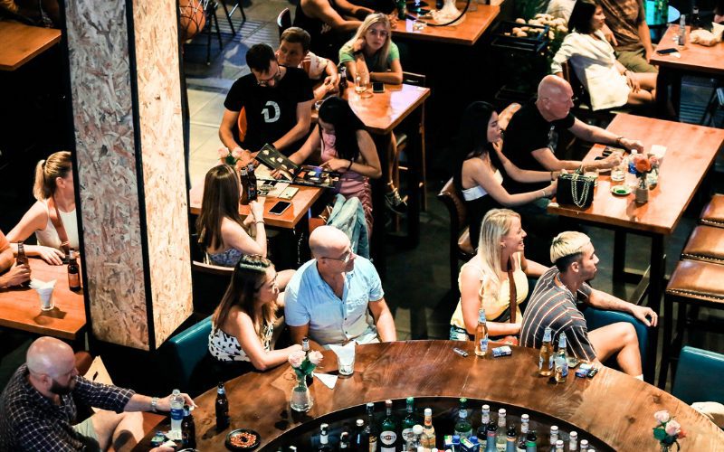Plongez dans l'ambiance des bars et des clubs du coin dans la rue piétonne Bui Vien