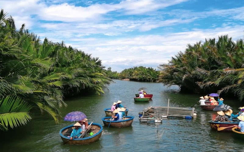 Pêcheurs locaux au village de noix de coco de Hoi An