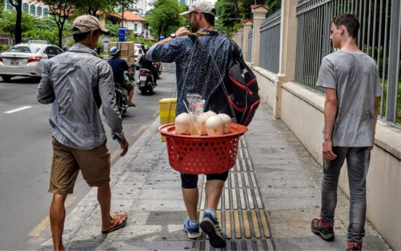 Pour les vendeurs de rue, votre commentaire positif est très apprécié, pas de pourboires.