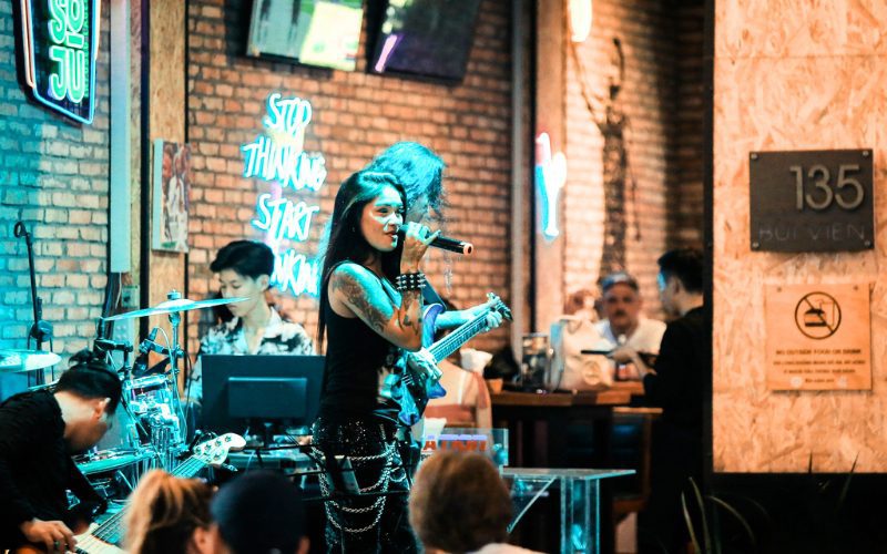 Que ce soit du rock, de la pop, du jazz, du blues ou des sonorités plus traditionnelles vietnamiennes, Bùi Viện a quelque chose à offrir à chacun.