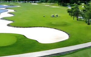 Vue aérienne du Royal Chiang Mai Golf Club & Resort, mettant en valeur ses fairways impeccables, ses larges bunkers de sable blanc et son environnement verdoyant