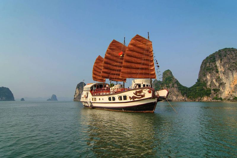 Red Dragon Junk en 2 Jours 1 Nuit – Croisière dans la baie d’Halong
