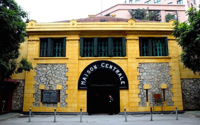 Visite de la Relique de la Prison de Hoa Lo pendant le Voyage Vietnam, Cambodge, Laos en 13 jours