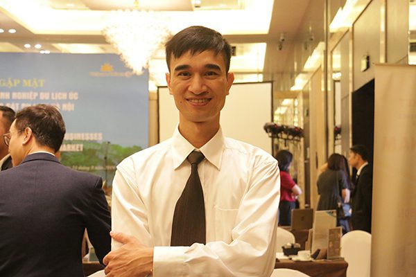 Alex à la réunion avec la délégation australienne du secteur du voyage à Hanoi