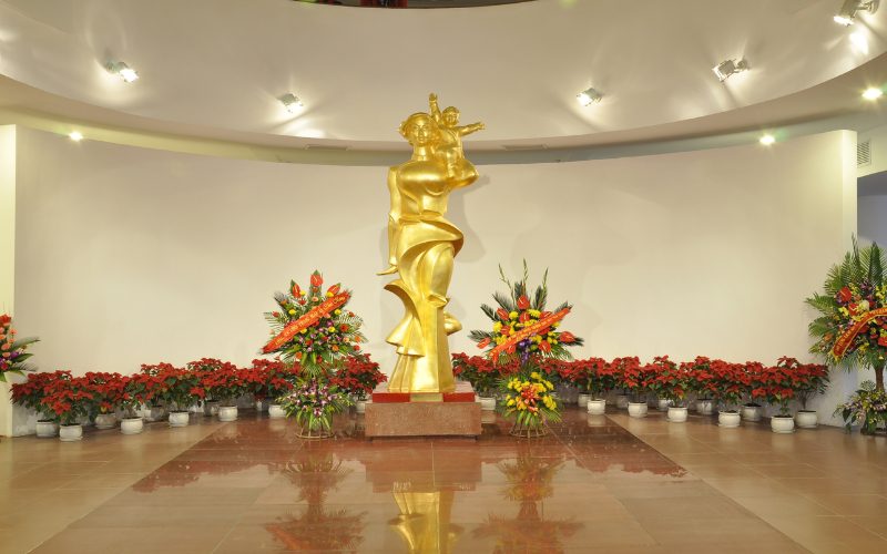 Statue d'or de la Mère Vietnamienne