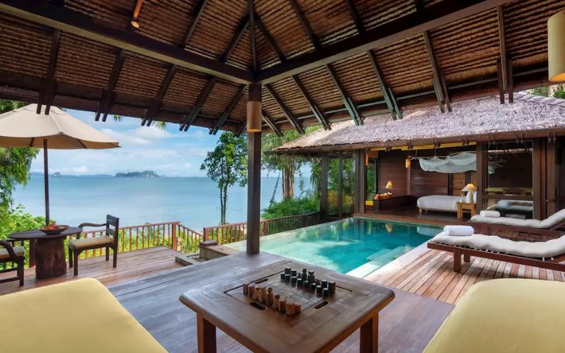 Villa de luxe en Thaïlande avec piscine privée, terrasse en bois et vue sur la mer, idéale pour une lune de miel romantique