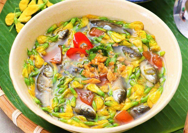 Soup des poissons siamois de carpe de boue et des fleurs điên điển