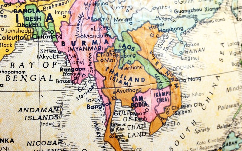 Situé en Asie du Sud-Est, le Laos partage ses frontières avec cinq pays, offrant de nombreuses options d'accès terrestre.