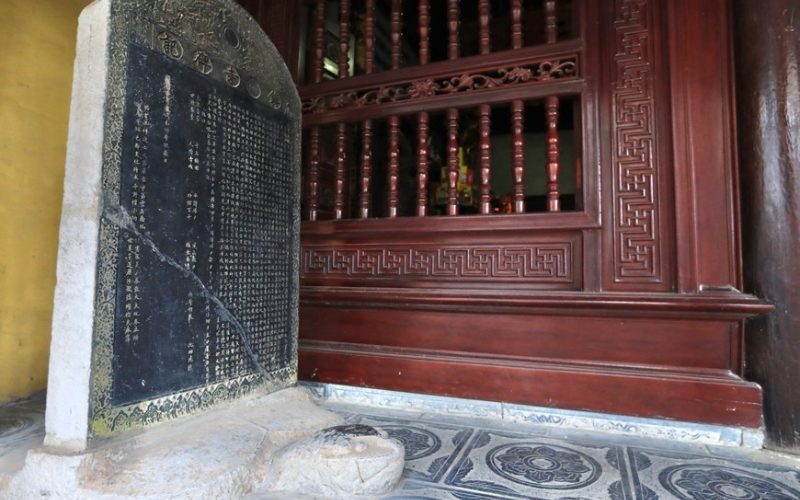 Stèle en pierre associée à l'histoire de la pagode Tran Quoc