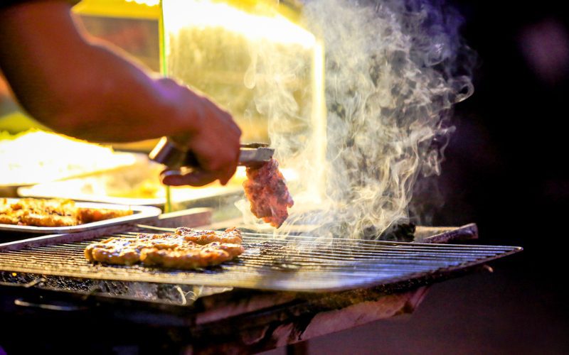 Savourer le barbecue à la vietnamienne est une expérience culinaire singulière à attendre dans la rue piétonne Bui Vien