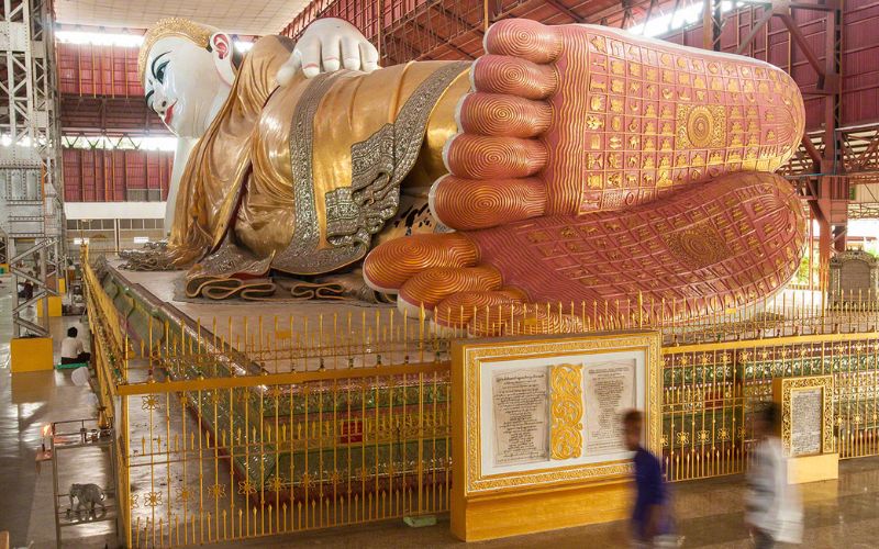 Statue de bouddha couché à la pagode Nga Htat Gyi
