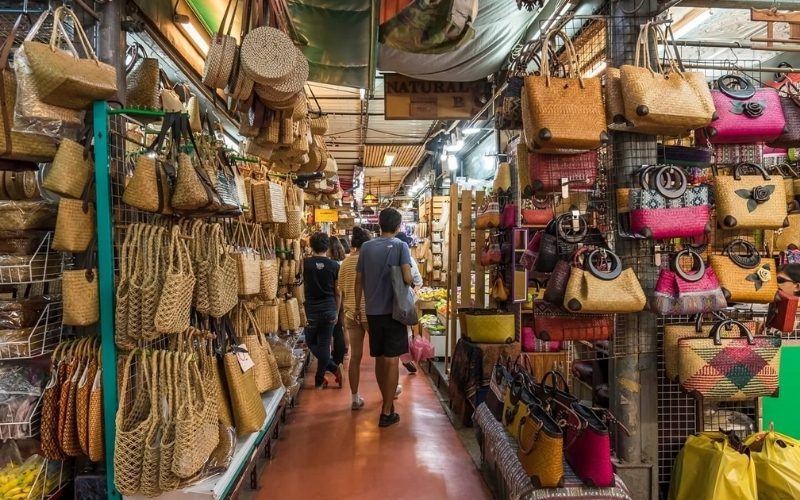 Shopping aux marchés couverts en Thaïlande