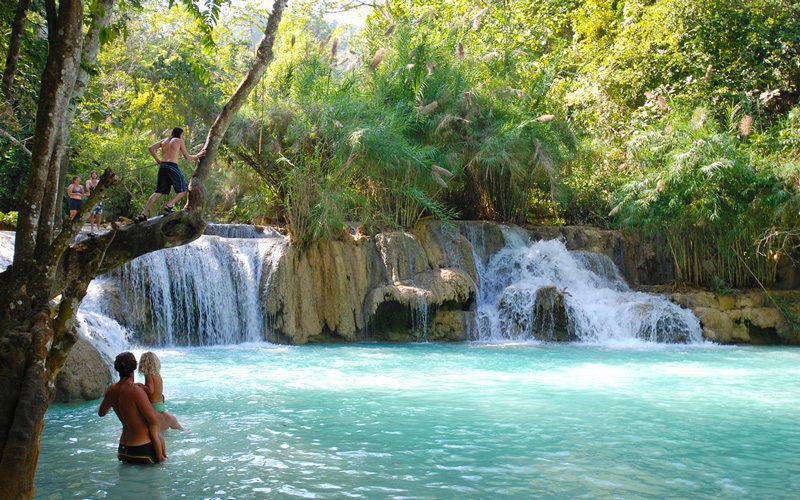 Se rafraîchir à la cascade de Kuang Si Laos