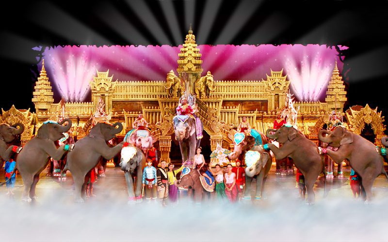 Spectacle Phuket Fantasea : une scène éblouissante avec des éléphants, des costumes traditionnels et une architecture thaïlandaise spectaculaire.