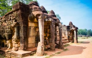 Vue de la Terrasse des Éléphants à Angkor Thom, avec ses sculptures d’éléphants en pierre et son architecture majestueuse sous un ciel bleu