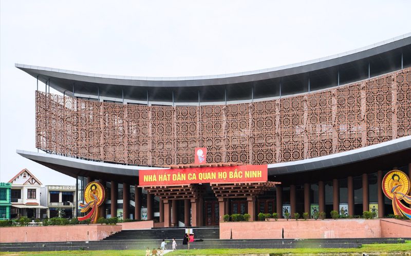 Théâtre de Quan họ à Bắc Ninh, bâtiment moderne au design inspiré des motifs traditionnels, dédié à la préservation et à la représentation du chant folklorique Quan họ, patrimoine culturel immatériel de l’UNESCO