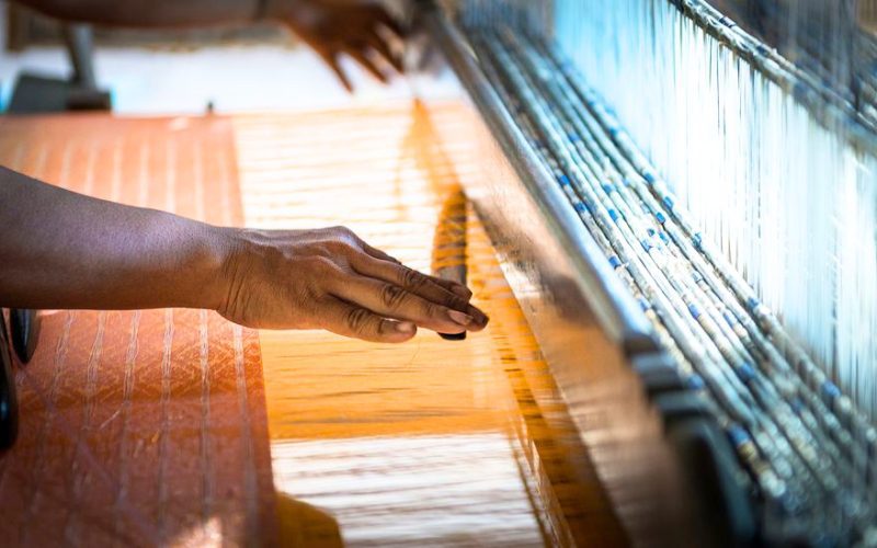 Tissage des récits dans la soie