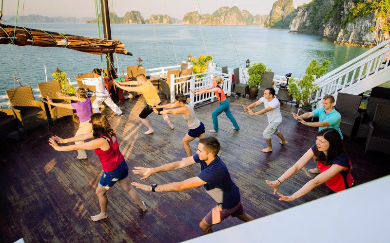 Tai-chi au lever du soleil sur la croisière avec vue sur la baie d'Halong