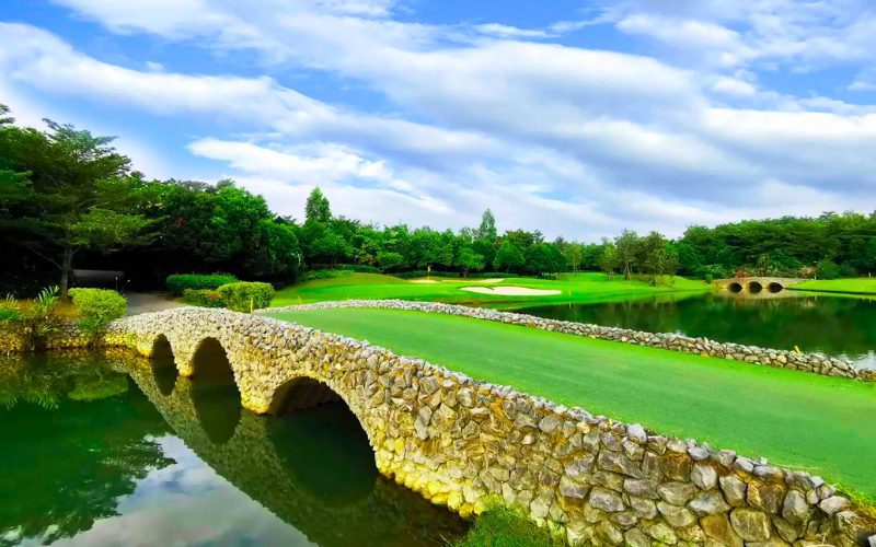 Magnifique vue du Royal Gems Golf City - Dream Arena en Thaïlande, mettant en avant son pont en pierre pittoresque