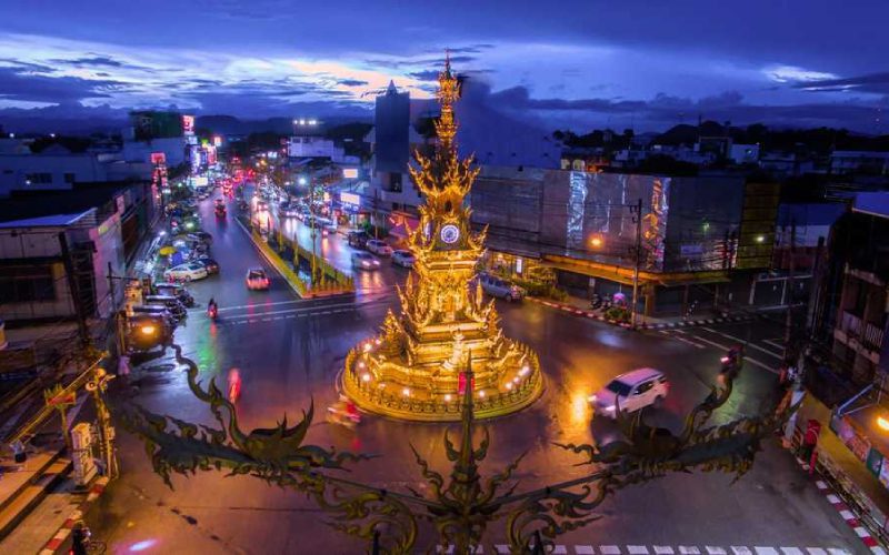 Tour de l'horloge dorée à Chiang Rai