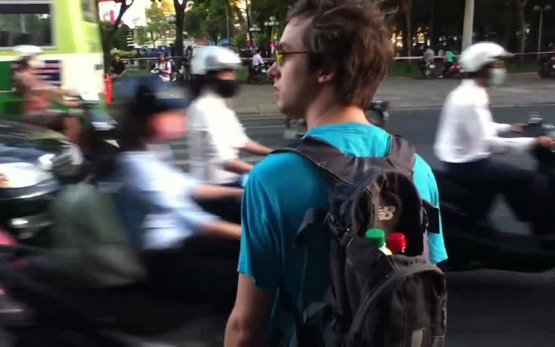 Pour assurer votre sécurité en traversant la rue au Vietnam, regardez constamment autour de vous