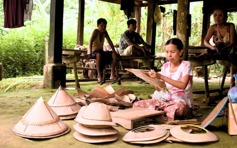 Une femme artisane sur l'île de Bilu