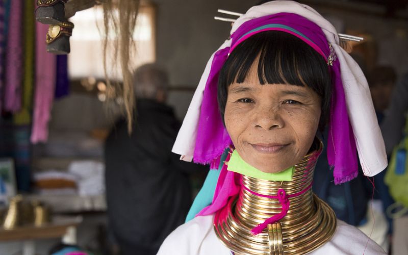Une femme au long cou
